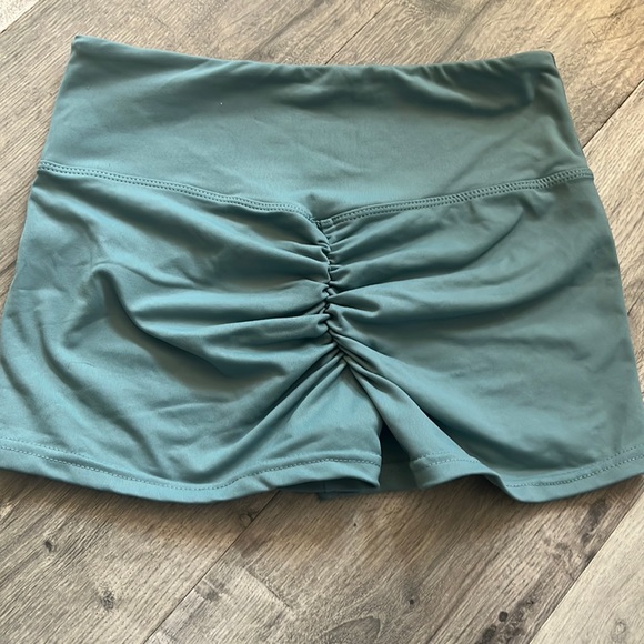 Green gym shorts - Picture 1 of 2